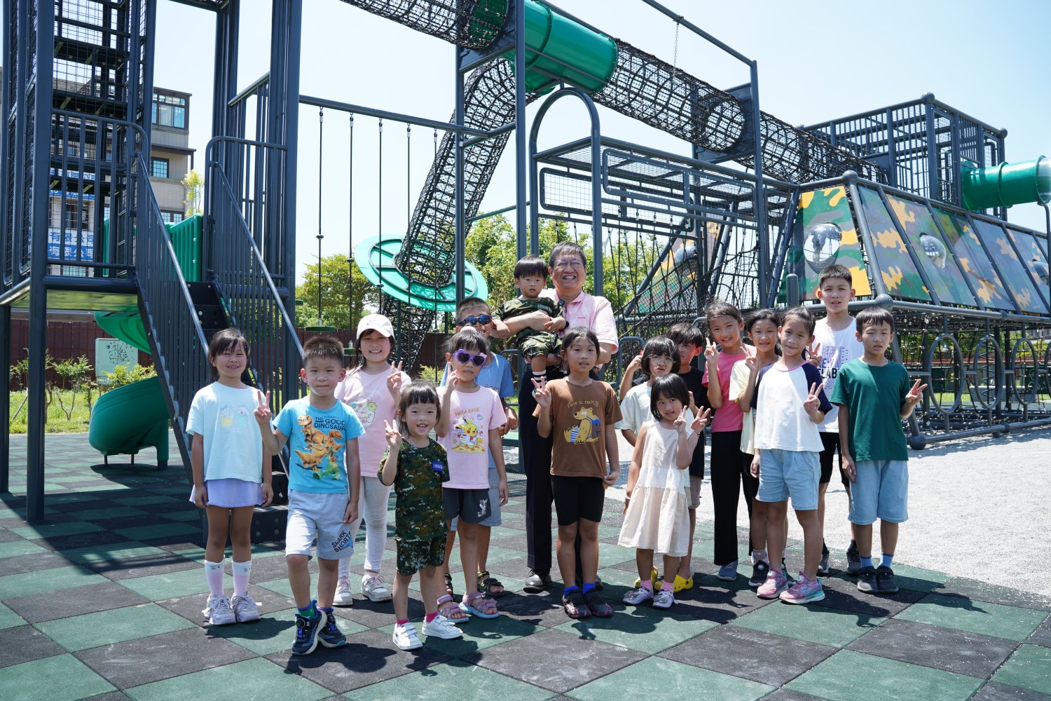 湖口公五公園打造全台首座裝甲戰車造型遊戲場,新竹縣長楊文科帶小朋友搶先體驗開箱。(圖/記者林照東翻攝)