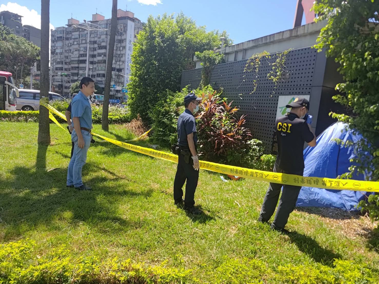 警方初步研判,死者可能已死亡多日,且無明顯外力介入跡象,並將遺體移至第二殯儀館,待進一步檢驗。(記者 黃荷琇翻攝)