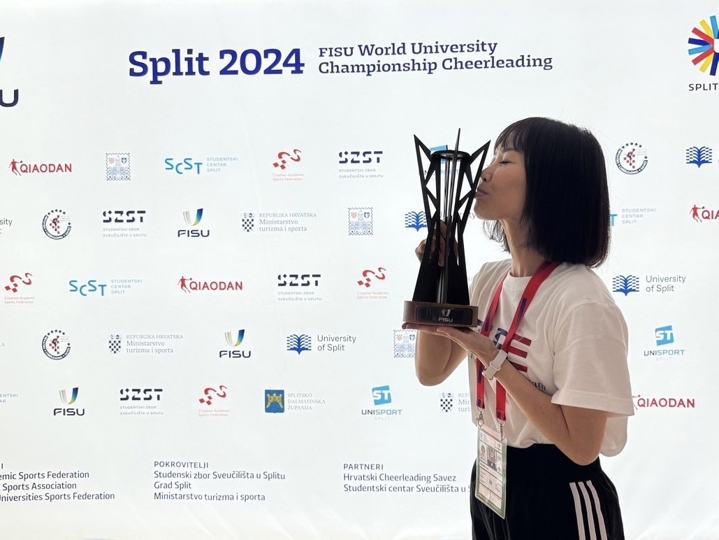 邱淑媛老師於2024年世界大學啦啦隊錦標賽中，榮獲國家隊教練殊榮，帶領中華台北代表隊勇奪銅牌，為台灣贏得國際殊榮。（記者 黃荷琇翻攝）