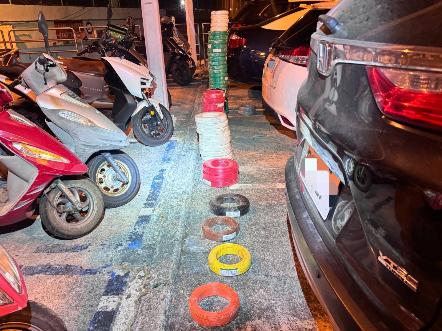 現場查扣遭竊電纜線。(記者徐煜勝翻攝)