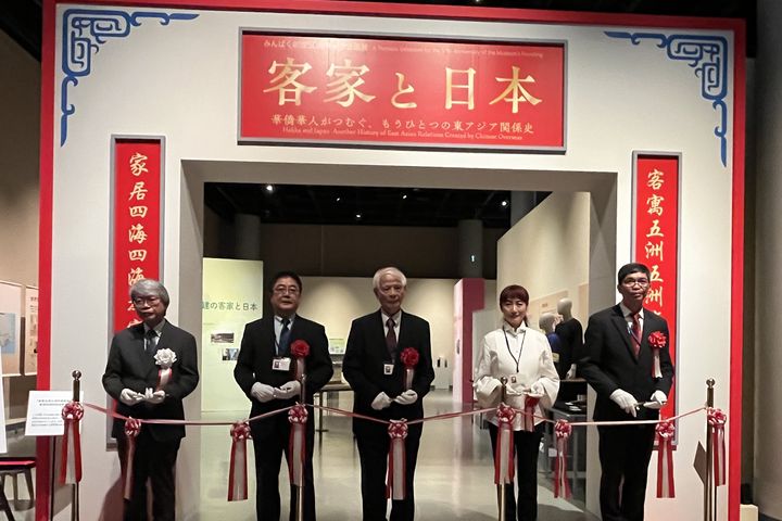 「客家與日本-海外華人編織的另一部東亞關係史」於日本民博隆重開展,由吉田憲司館長、鄒孟儒會長、周子秋會長、余貴美子演員、何金樑主任(由左至右),為特展揭開序幕。 圖:客家委員會客家文化發展中心/提供
