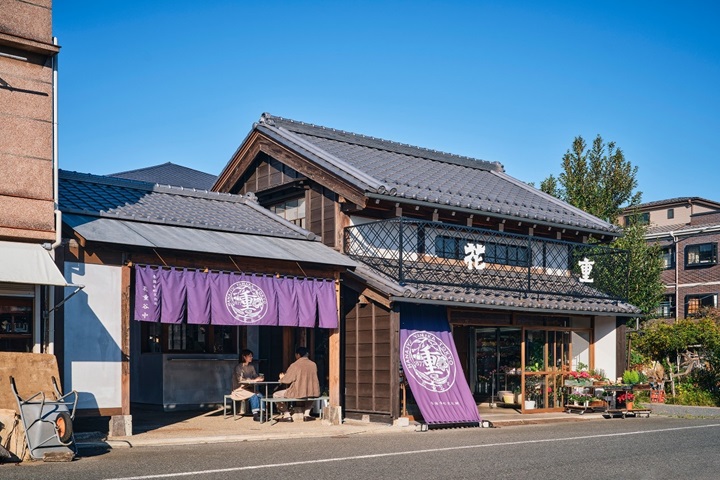 日本老字號花店「花重」進行翻修的咖啡廳「花重谷中茶屋」。 圖:©關拓彌/提供