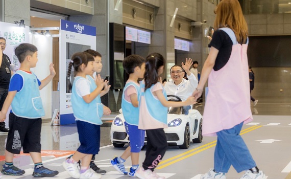 新北市交通安全月 侯友宜駕駛電動體驗車示範停讓行人