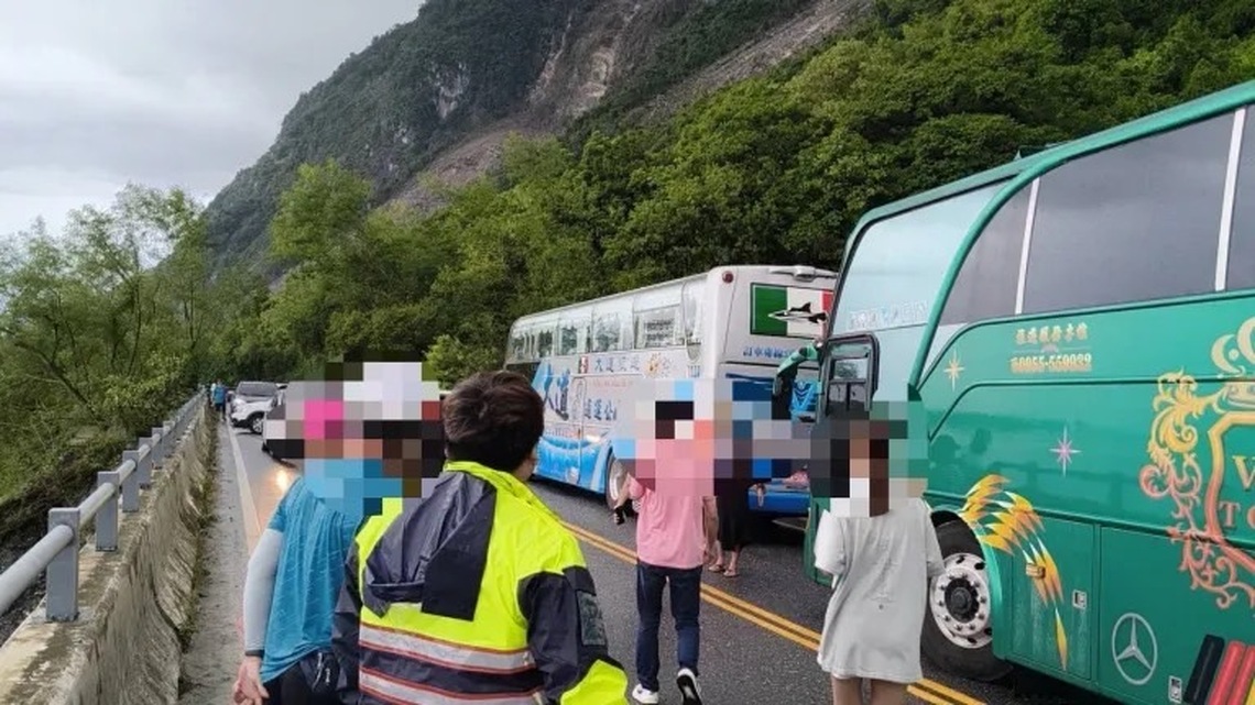 大逃難|崇德=和平9/8日山崩泥流滾滾,58輛車身陷災區、躲在崇德隧道,土石障礙物清除後,警方引導脫險!