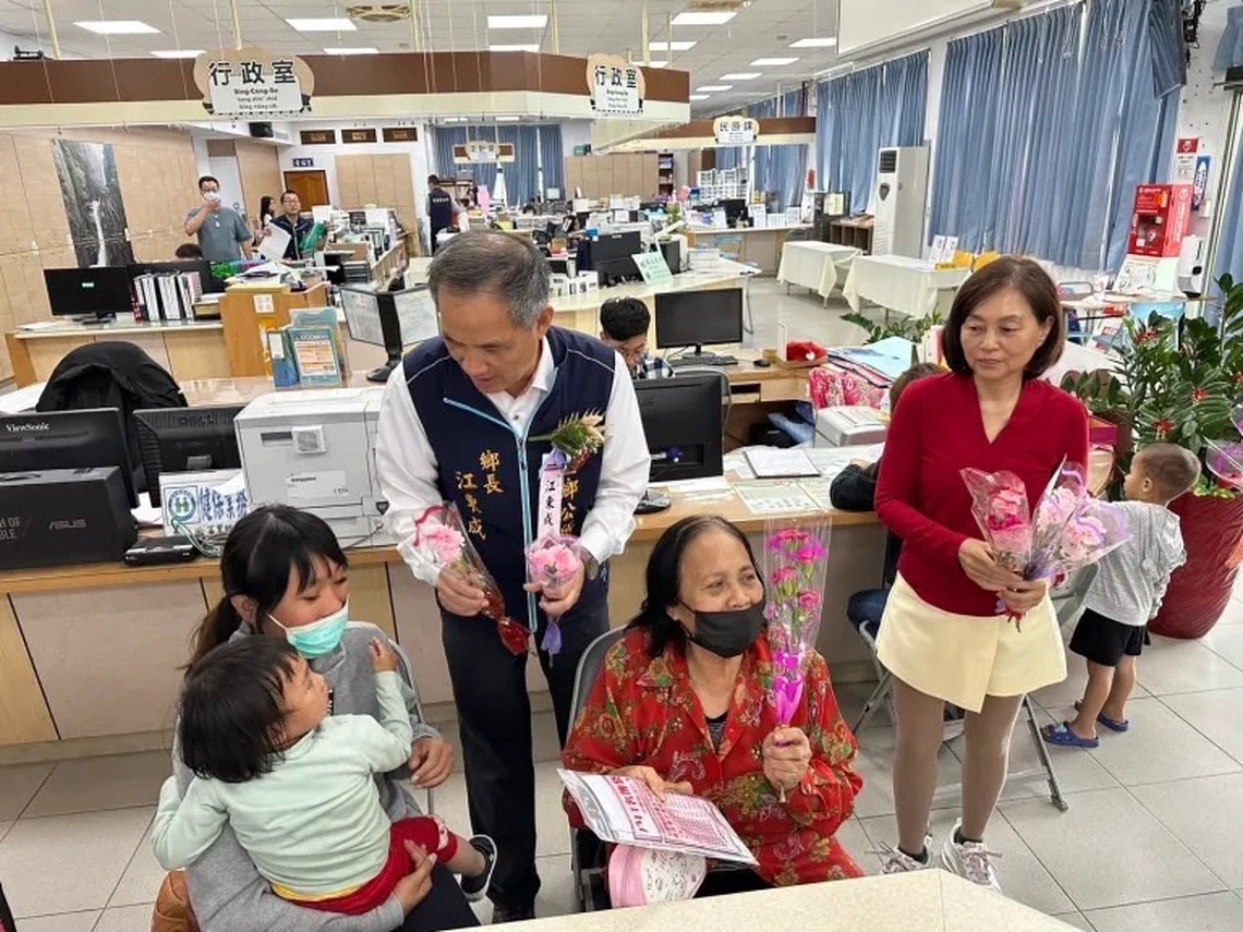 這裡的嬰兒都含著金湯匙出生｜新生報到獎100000元，富里鄉出生率正成長位居全縣第一！