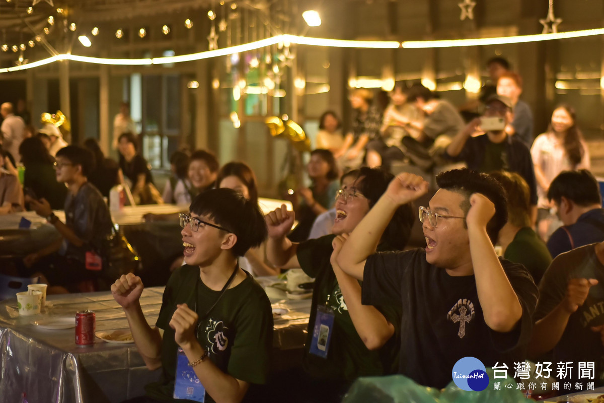 華梵大學在校園露天天台舉辦迎新晚會,氣氛嗨到最高點