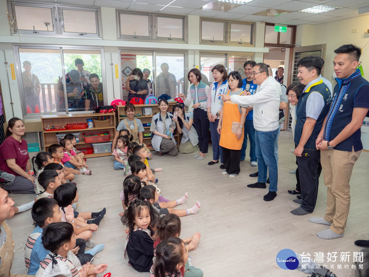 市長到烏來幼兒園與小朋友互動,讓孩子知道口腔照護的重要性