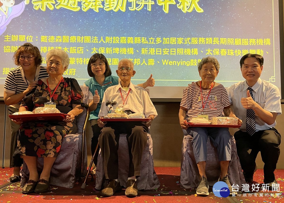 嘉基社區副院長劉中賢(右一)、楊惠斐特助(左一)、嘉義縣社會局老人福利科陳虹米科/嘉基醫院提供