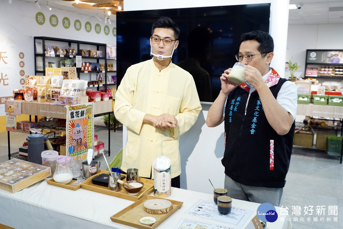 桃園市客家文化基金會執行長范姜泰基品嚐客家擂茶頻頻稱讚。<br /><br />