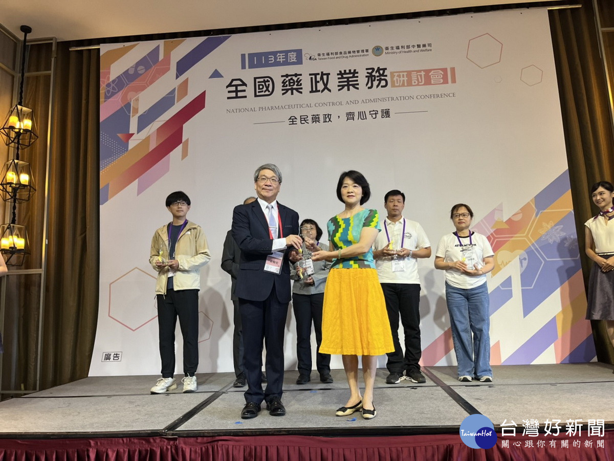莊聲宏署長頒獎。(南投縣衛生局提供)