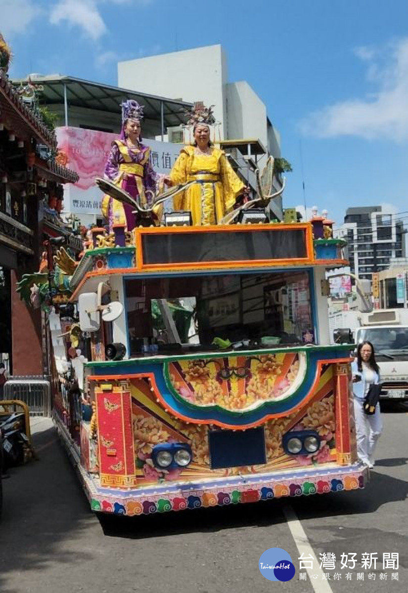 慈濟宮出動真人藝閣花車,參與台中國際踩街嘉年華活動。