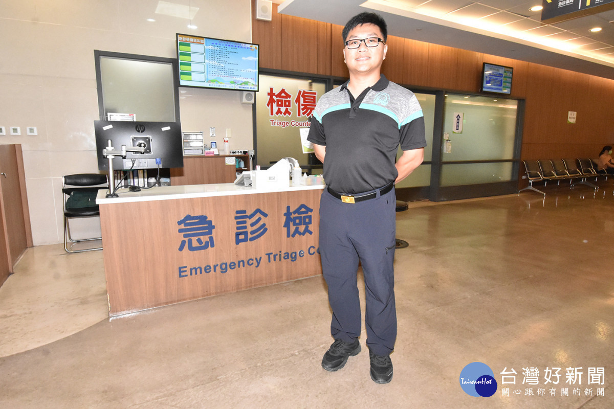 EMT-P余尚諺(圖右)對疾病的精準判斷,加上李旭雲主任(圖左)院前即時的反饋及線上指導,成功的讓患者賴世敏(圖中)化險為夷。圖/彰基醫院提供