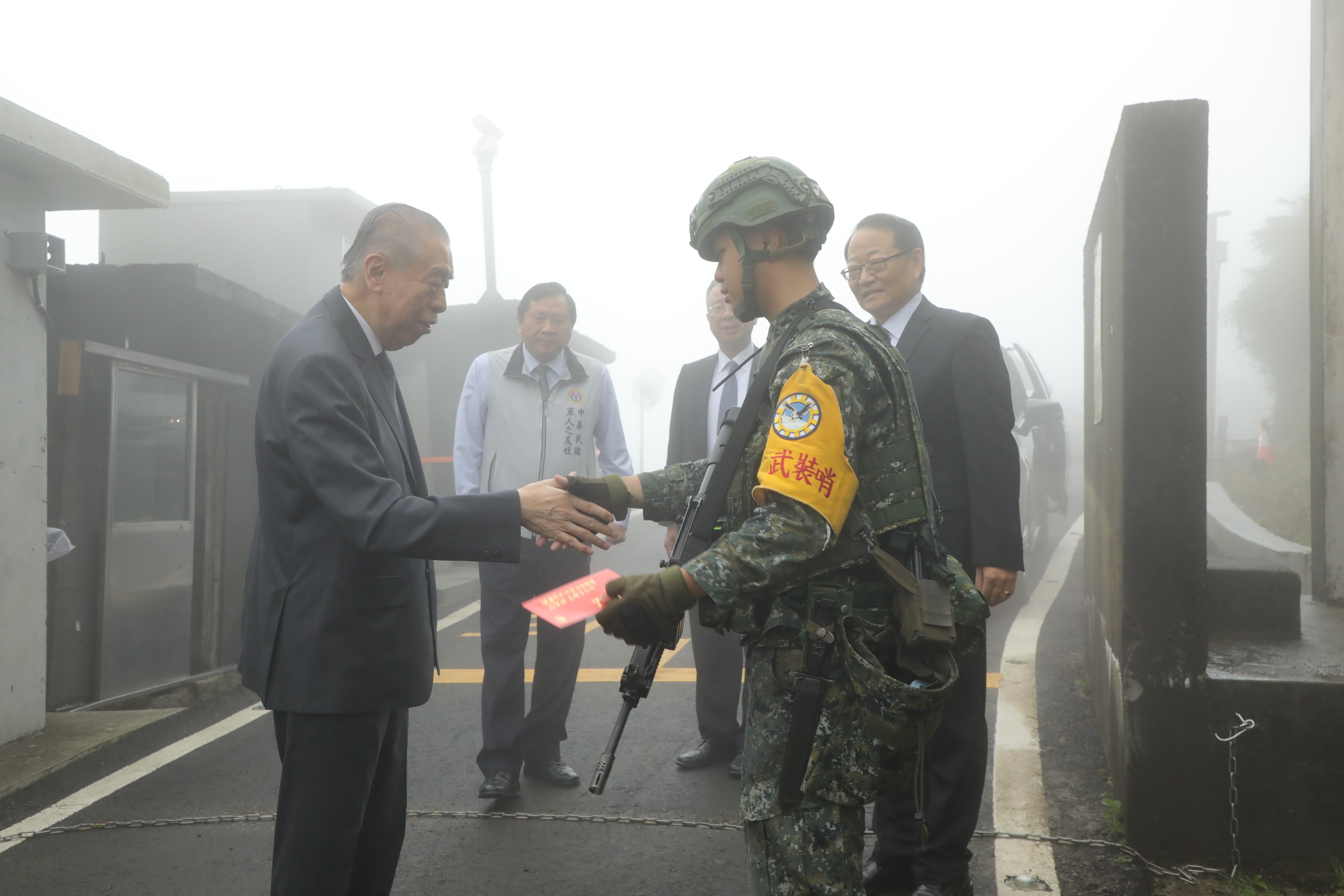 軍友社榮譽理事長李棟樑感謝官兵24小時保衛國家。軍友社提供