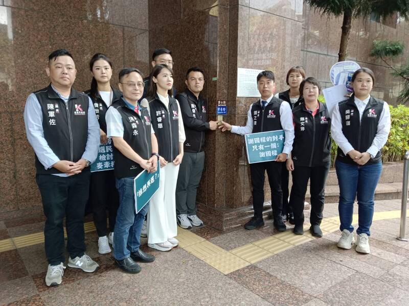 基隆市議會民進黨團10名市議員10日到基隆地檢署,告發市長謝國樑反罷免文宣指「民進黨選輸了想重選」,讓民眾誤以為罷樑是民進黨發起,涉嫌加重誹謗罪。