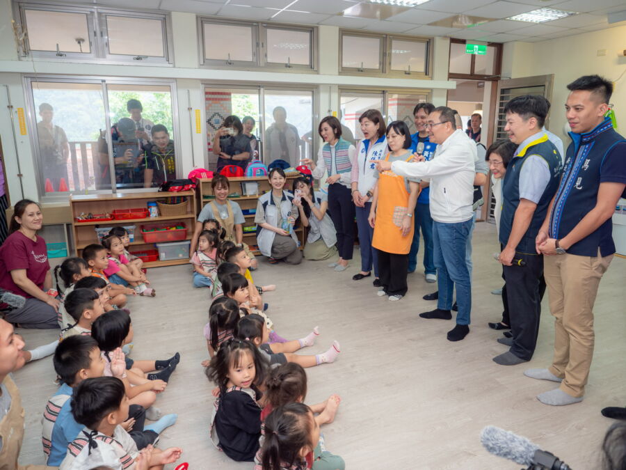 圖／侯友宜到烏來幼兒園與小朋友互動，讓孩子知道口腔照護的重要性。（新北市政府衛生局提供）