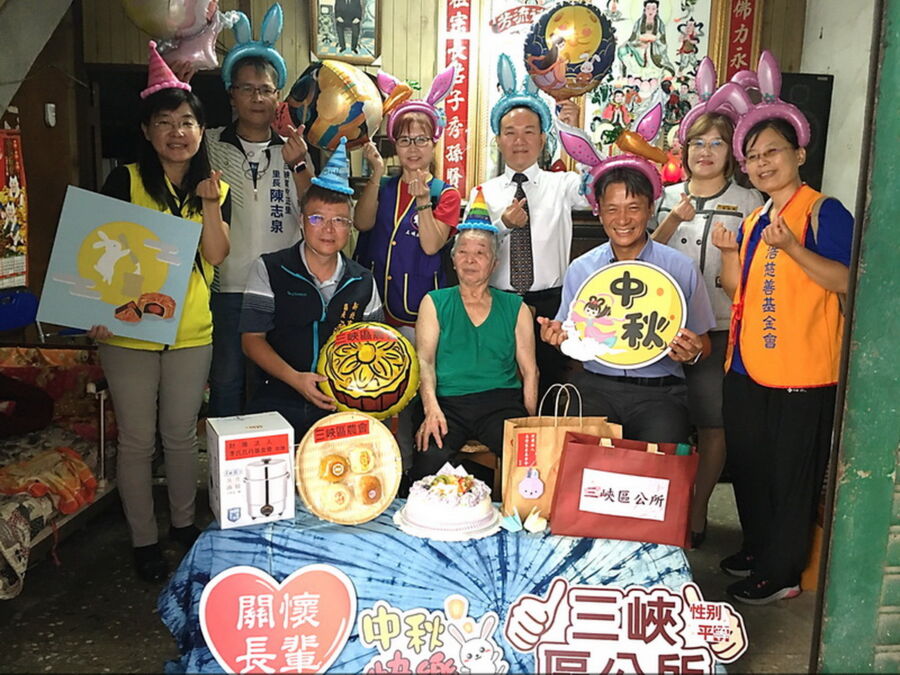 圖/三峽區長施玉祥至獨居長輩家中致贈中秋月餅、電鍋及麵條等民生物資。(三峽區公所提供)