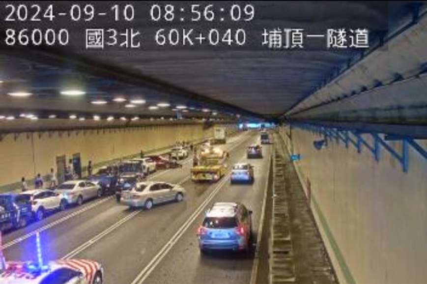 國道3號北向桃園大溪段60K，埔頂一隧道內，今（10）日8時許傳出連環車禍。（翻攝畫面）
