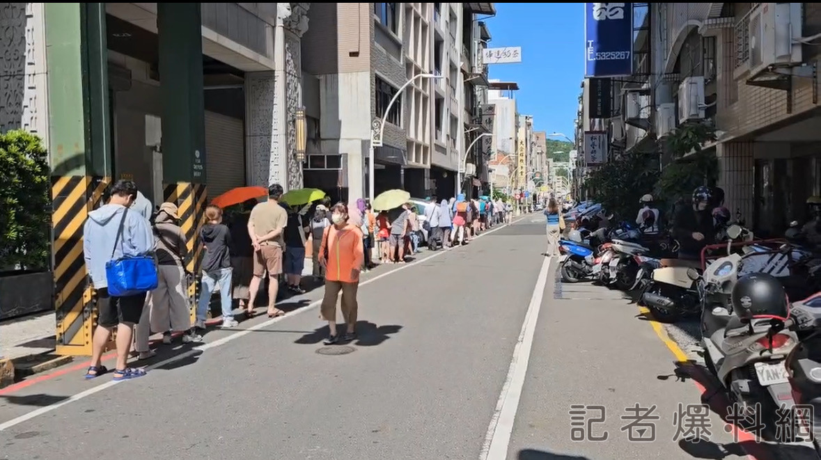 ▲新樂街上排起長長人龍，竟都是為了買一送一的奶茶。（圖／民眾提供）