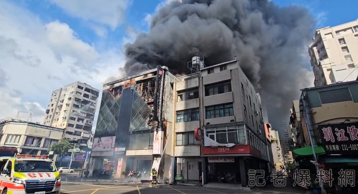 ▲高雄新興區婚紗店火警。(圖/民眾提供)