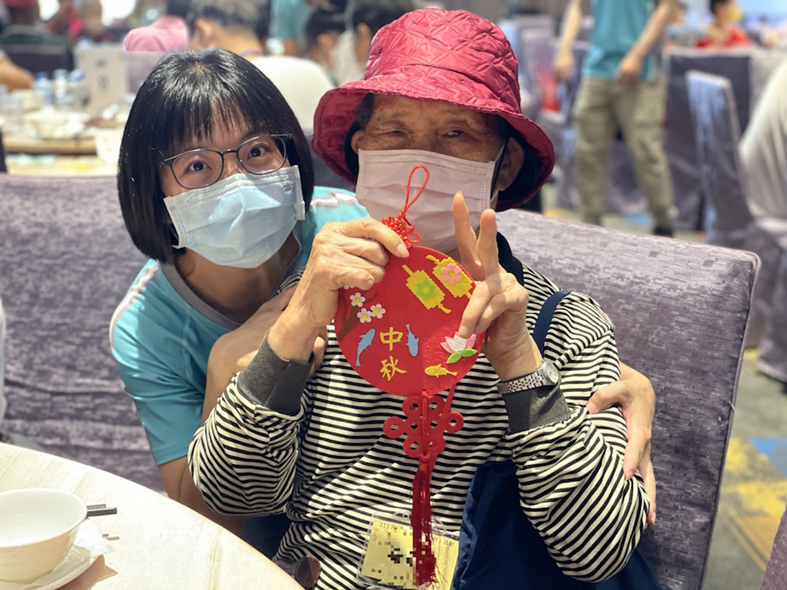 「樂遊舞動挵中秋」月圓人圓滿 嘉基邀獨老出門過中秋