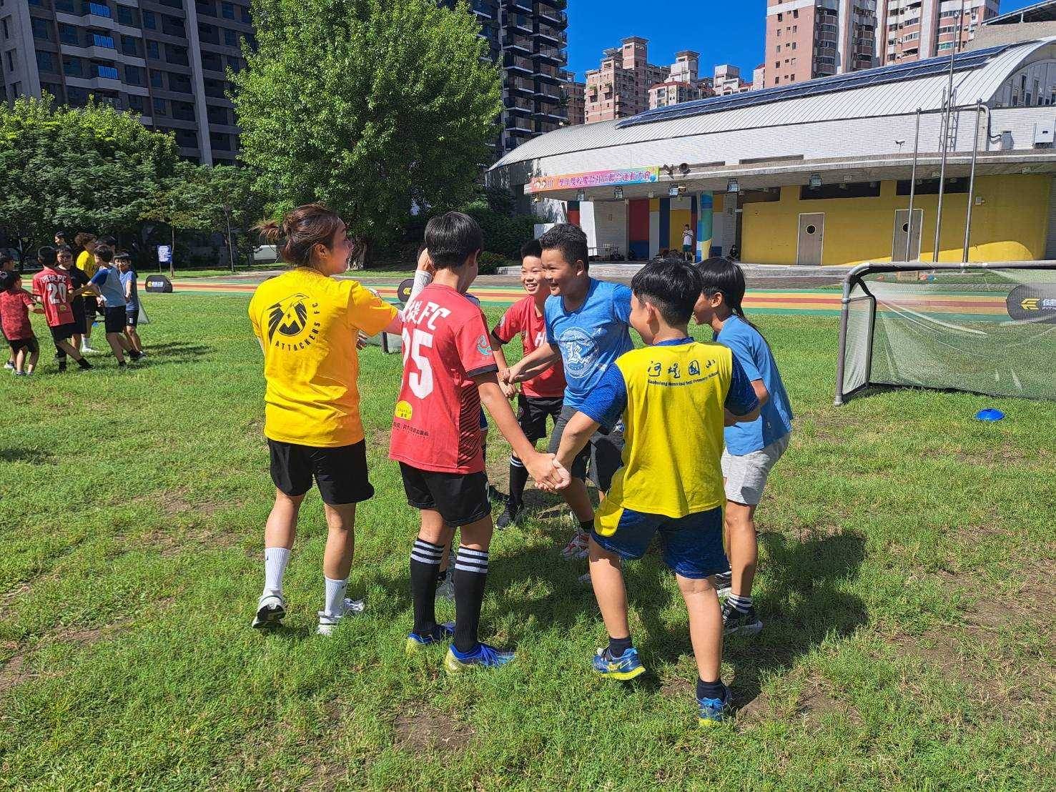▲先鋒女子足球隊員帶著河堤國小學生在歡樂氣氛中，學習控球的技巧與團隊合作的精神。（記者吳月惠翻攝）