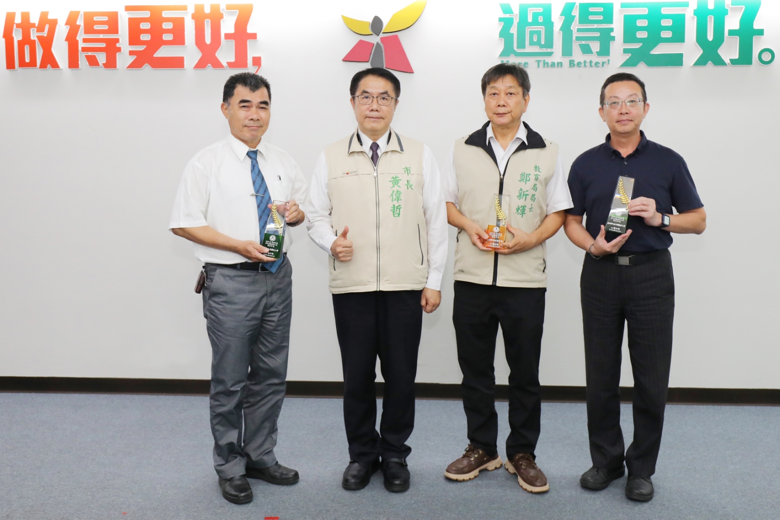 ▲南市教育局偕2校於市政會議獻獎「防制學生藥物濫用」績優單位，黃偉哲肯定學校推動防制成效。（圖／台南市政府提供）