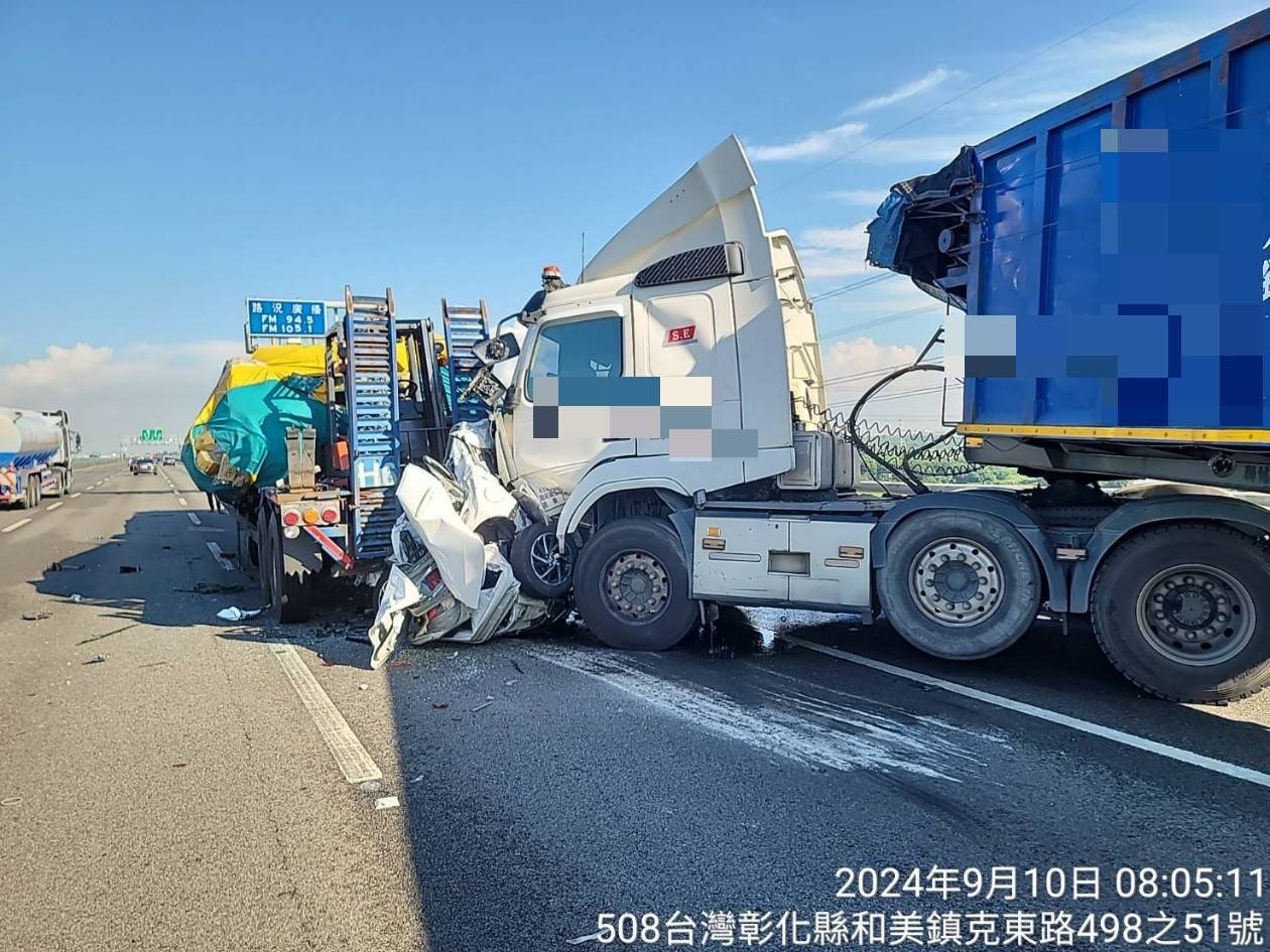 ▲國道3號北上194公里彰化縣和美路段發生嚴重事故,一部轎車遭二大車夾成「鐵餅」 駕駛傷重不治。(民眾提供)