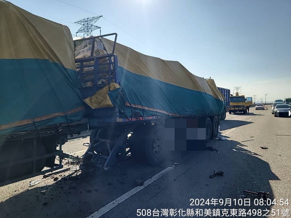 ▲國道3號北上194公里彰化縣和美路段發生嚴重事故，一部轎車遭二大車夾成「鐵餅」 駕駛傷重不治。（民眾提供）