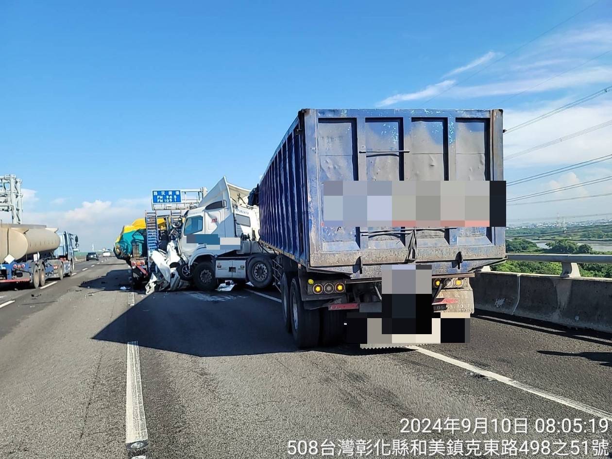 ▲國道3號北上194公里彰化縣和美路段發生嚴重事故，一部轎車遭二大車夾成「鐵餅」 駕駛傷重不治。（民眾提供）