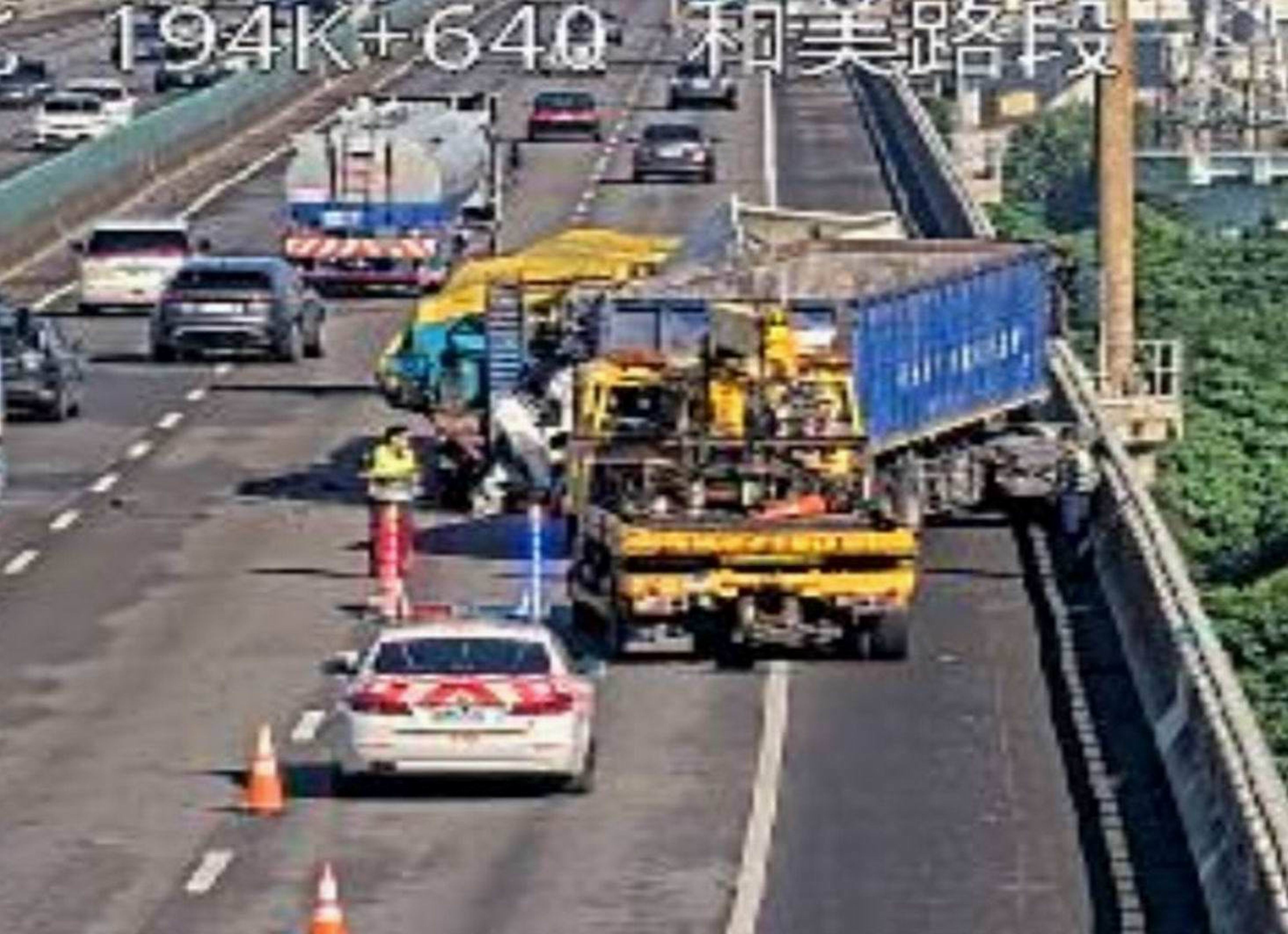 ▲國道3號北上194公里彰化縣和美路段發生嚴重事故，一部轎車遭二大車夾成「鐵餅」 駕駛傷重不治。（民眾提供）