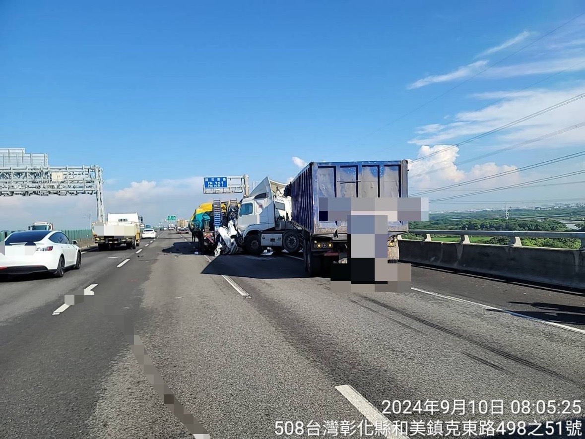 ▲國道3號北上194公里彰化縣和美路段發生嚴重事故，一部轎車遭二大車夾成「鐵餅」 駕駛傷重不治。（民眾提供）