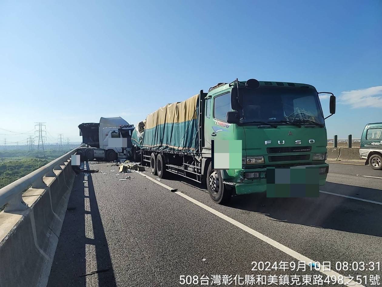 ▲國道3號北上194公里彰化縣和美路段發生嚴重事故，一部轎車遭二大車夾成「鐵餅」 駕駛傷重不治。（民眾提供）