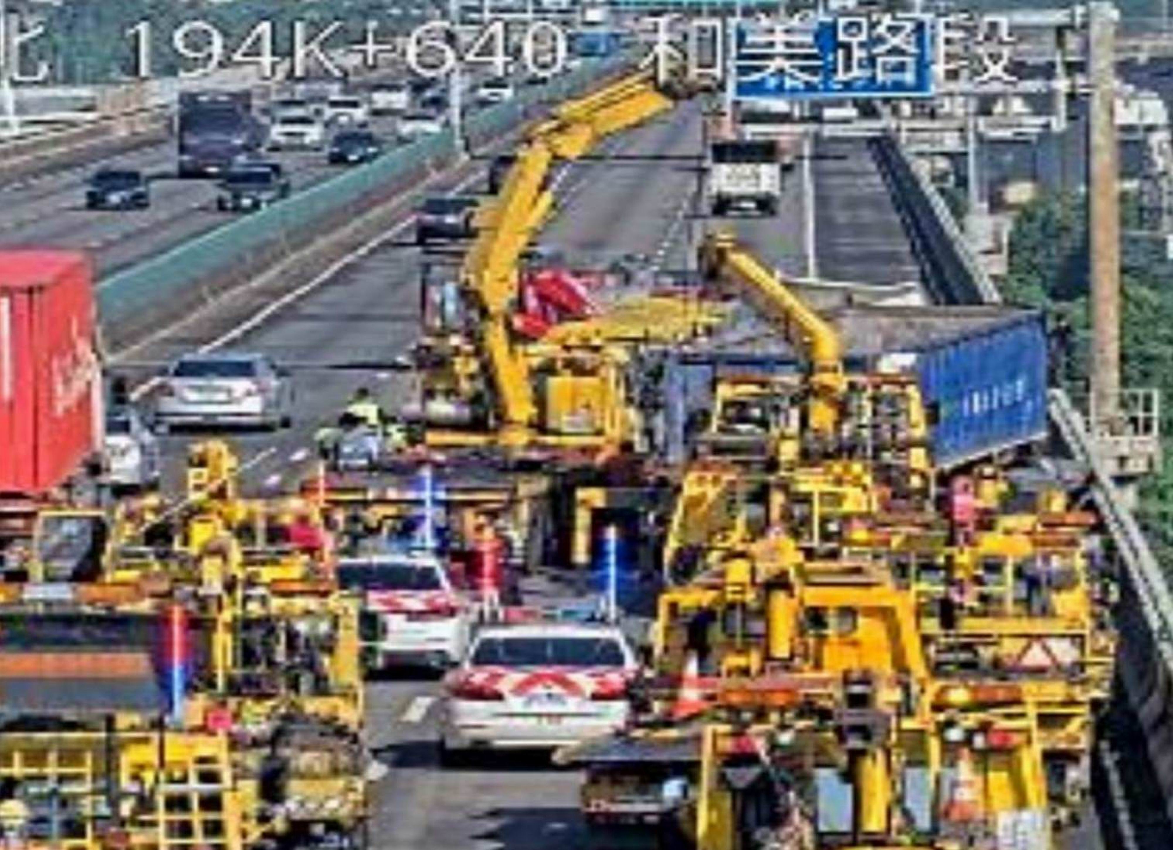 ▲國道3號北上194公里彰化縣和美路段發生嚴重事故，一部轎車遭二大車夾成「鐵餅」 駕駛傷重不治。（民眾提供）