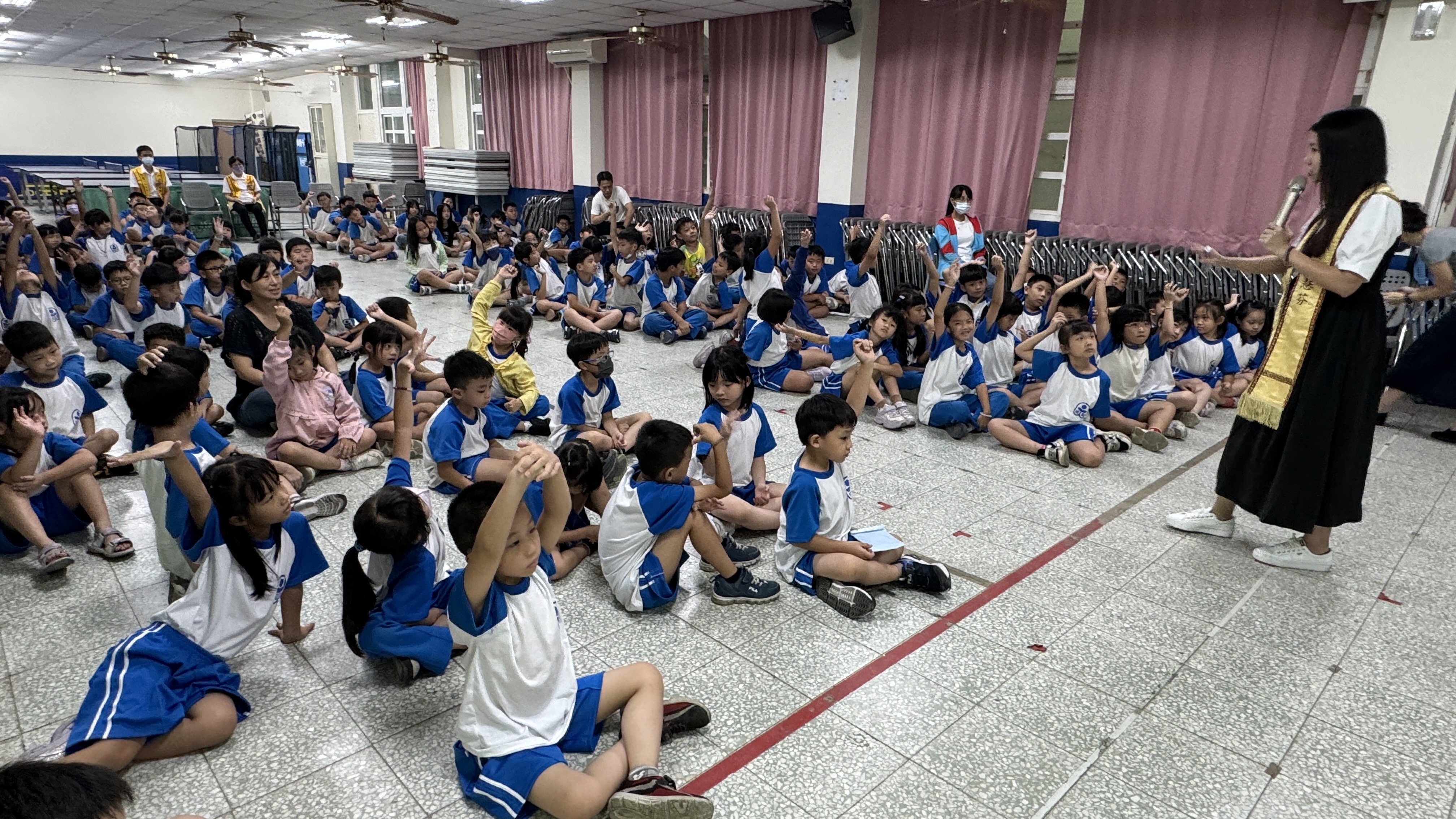 ▲彰化市國聖國小邀請到品德教育推展的講師陳惠芬老師為全校師生進行一場「正向影響力」的良善品德教育宣講課程活動。（記者張溎壕攝）