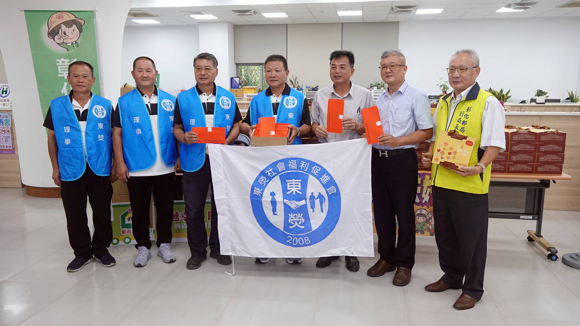 ▲彰化郵局與東熒社會福利促進會舉辦「113年中秋關懷弱勢團體公益捐贈活動」，中秋禮盒、中秋禮金，發放給福興鄉的低收入戶及邊緣戶家庭。（記者張溎壕攝）