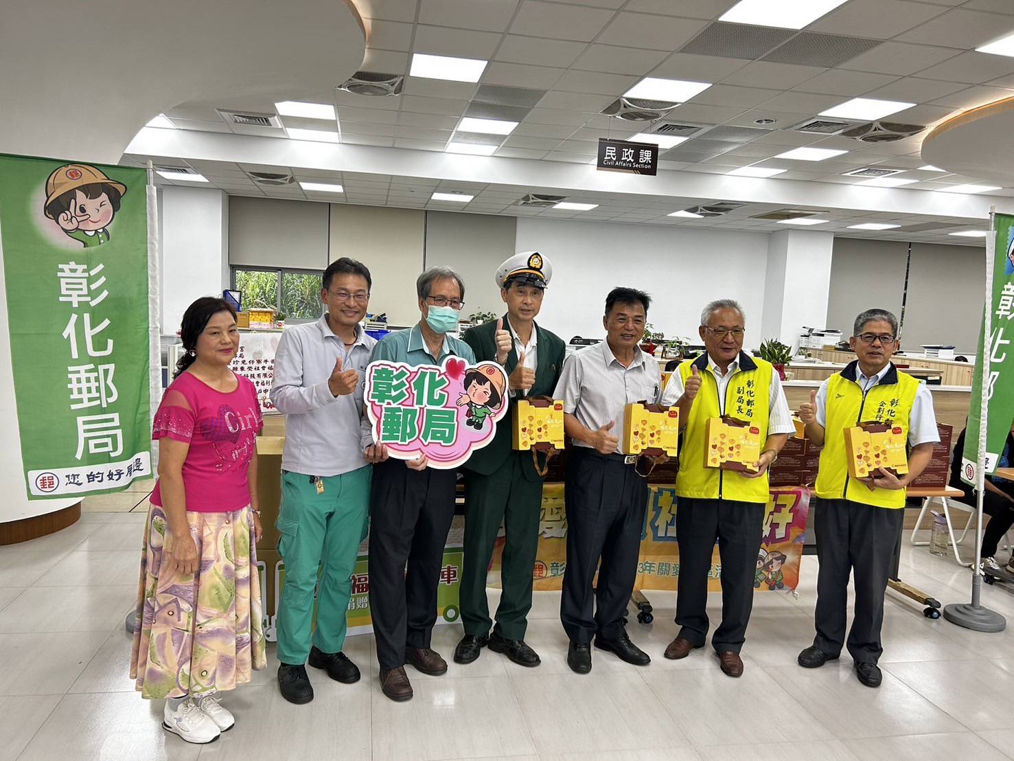 ▲彰化郵局與東熒社會福利促進會舉辦「113年中秋關懷弱勢團體公益捐贈活動」，中秋禮盒、中秋禮金，發放給福興鄉的低收入戶及邊緣戶家庭。（記者張溎壕攝）