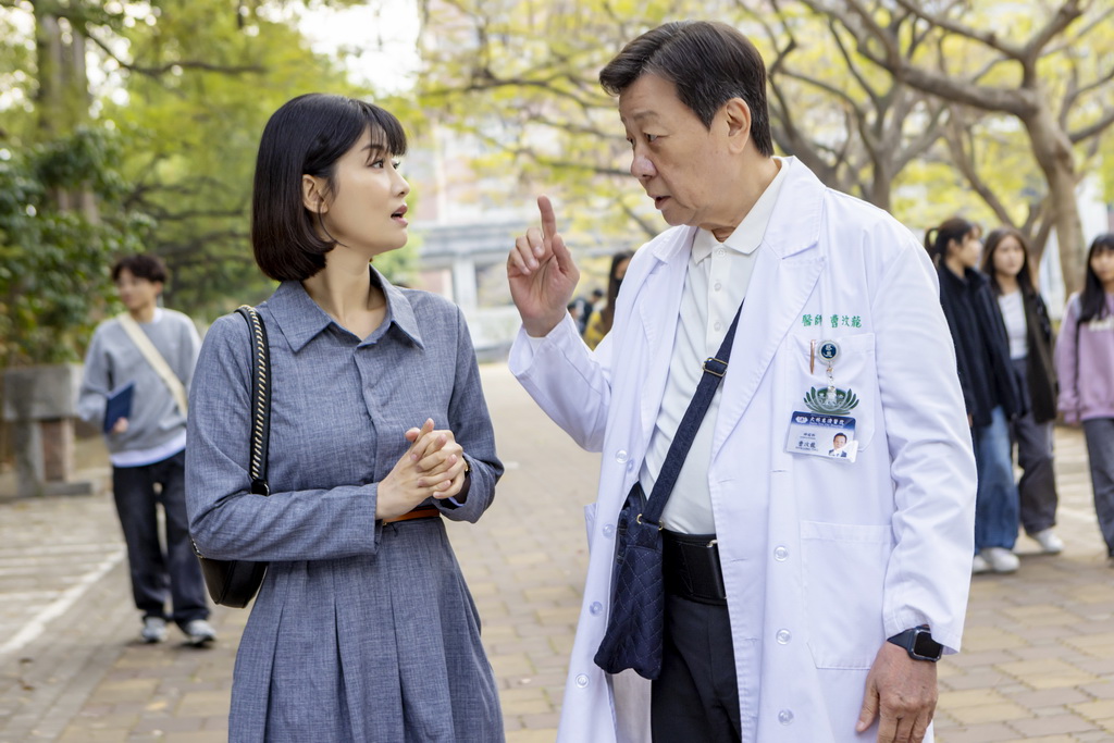 朱芷瑩飾演施慧玲教授在曹爸(寇世勳飾)提供長者醫療人權法律諮詢