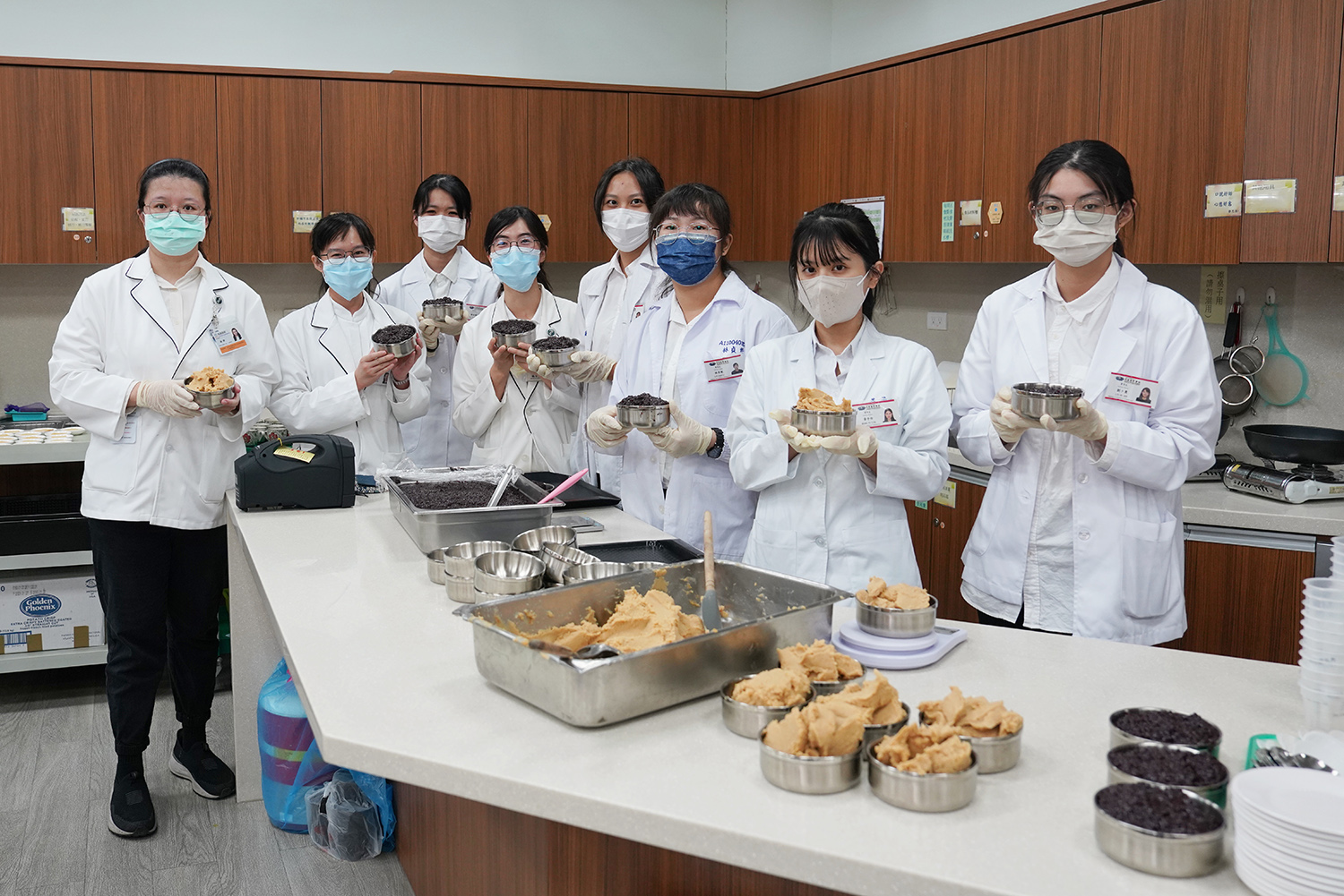 花蓮慈院營養科團隊為慶祝中秋佳節,和同心圓日照中心長者攜手共同製作紫米金蓉糕,,營養師楊靜(左起)、林佩萱、蔡佑瑄、魏萌萱、王薇婷、林貞妮、黃予伶、劉卜熏。