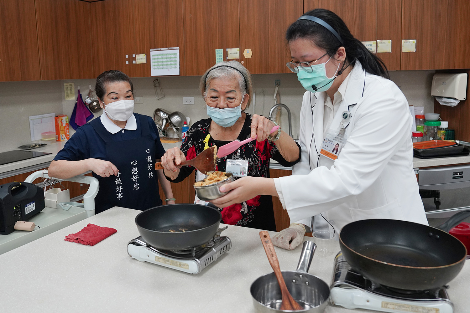 楊靜營養師(右一)表示,透過手作糕點的互動,不僅讓長者在中秋佳節感受到濃厚的節日氛圍,也將健康理念融入生活,一起蔬食護生的精神。
