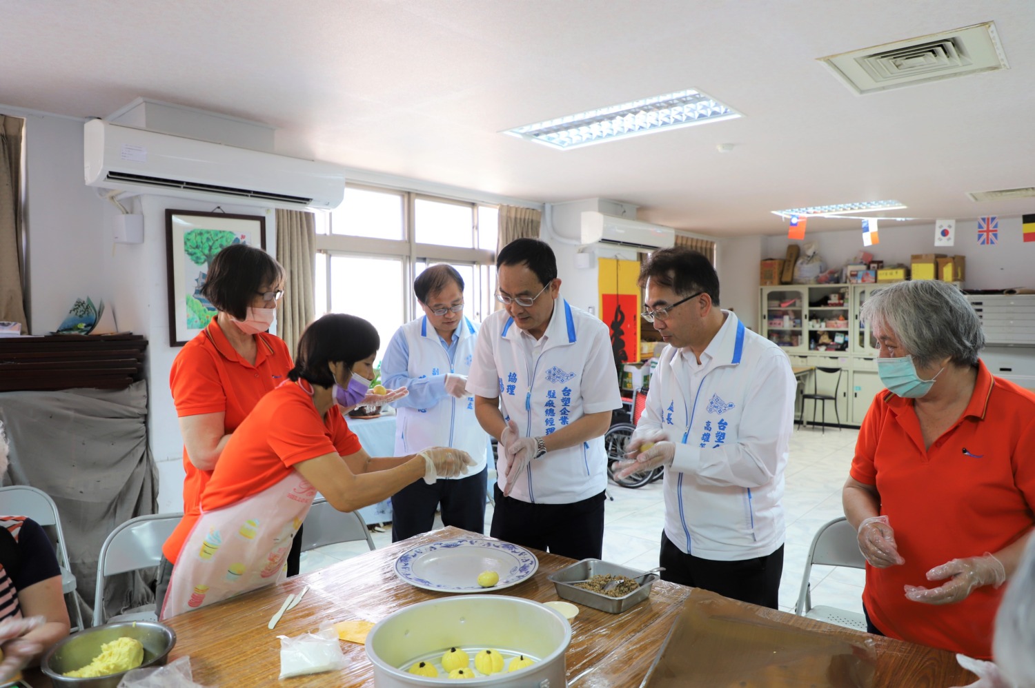 台塑仁武廠做公益  秋節送暖  手作月餅分送弱勢溫馨互動