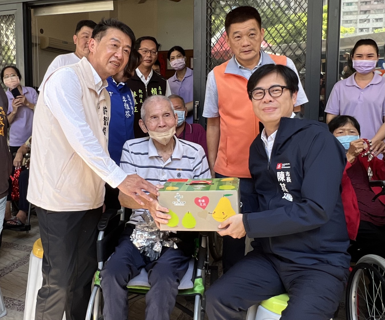 陳其邁中秋慰訪機構長輩 加碼中低收失能長者養護補助
