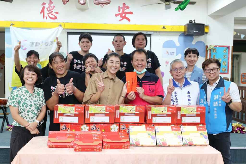 ▲中秋節前夕,許淑華走訪社福機構關懷住民。(記者張玉泰翻攝)