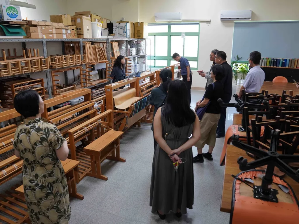 圖3:國立東華大學藝術學院編織工坊參訪及交流。(圖/工藝中心提供)
