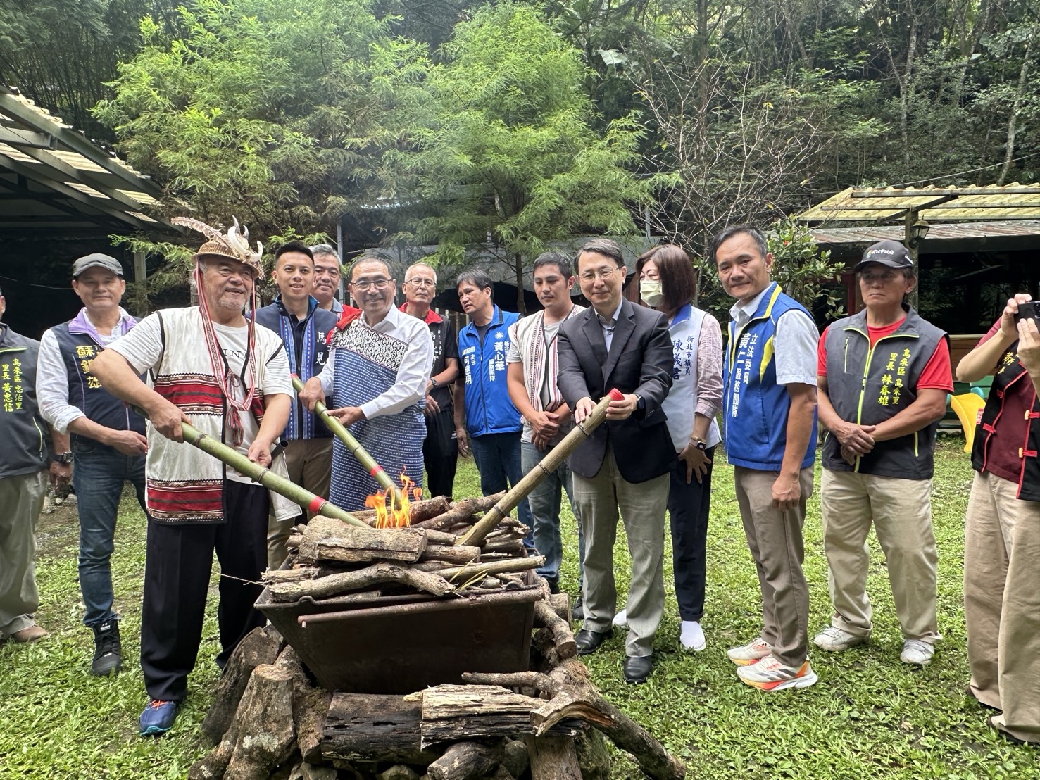 新北市長侯友宜、國立政治大學與南勢溪流域泰雅族部落三方共同點燃希望之火，築起未來在原住民族教育學習空間的互動溝通橋梁。 (圖/黃仁國會辦公室)