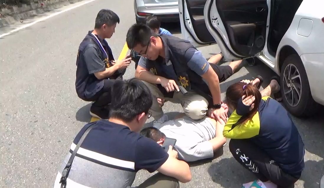 警方逮捕犯嫌。（記者徐煜勝翻攝）