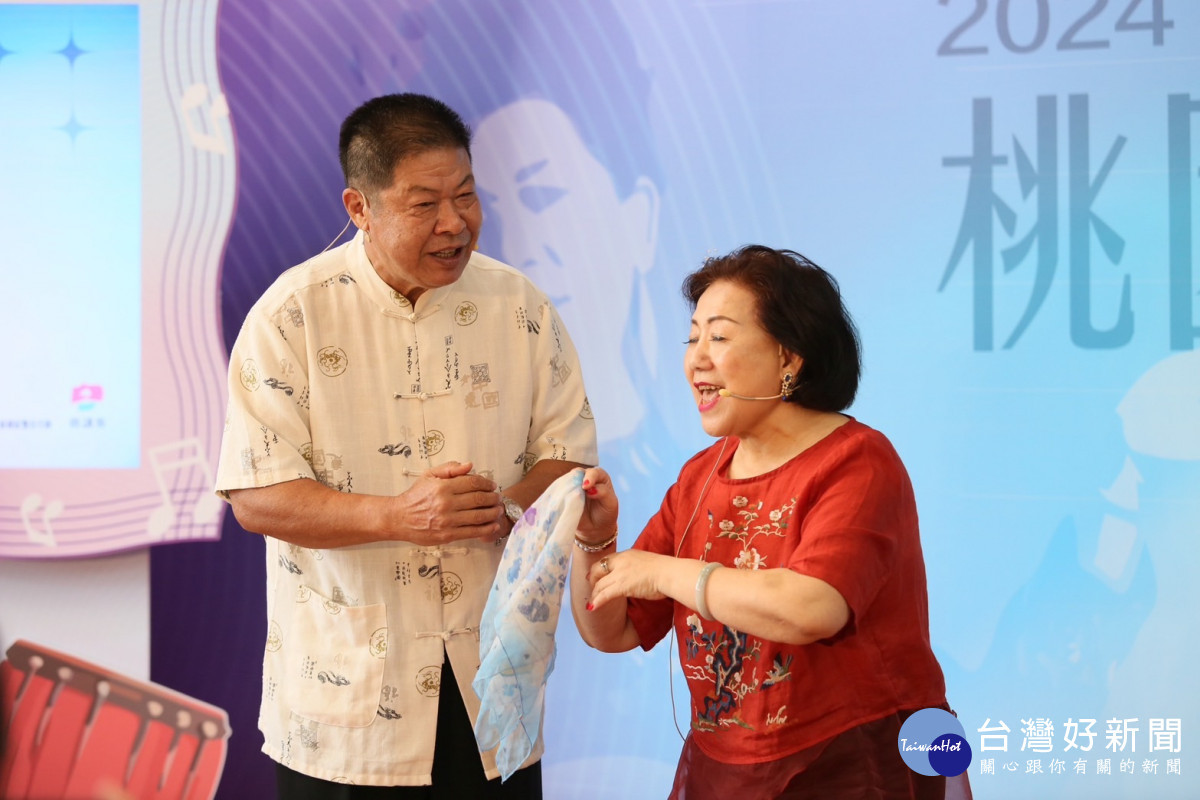 賴碧霞傳人-趙彩雲及得意門生-謝其國共同演唱客家傳統歌曲《問卜》。<br /><br />