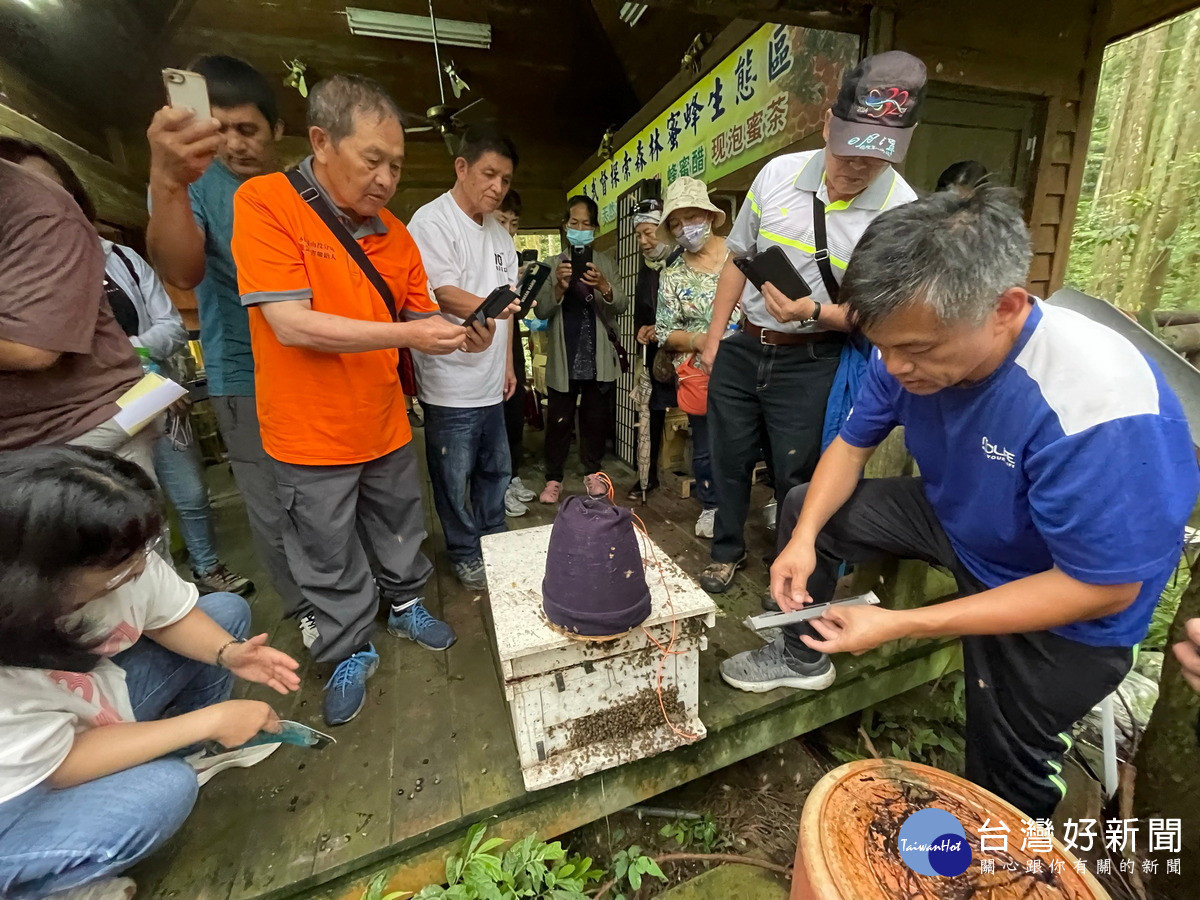 南投分署帶領族人前往新竹縣關西鎮實地瞭解臺灣野蜂的飼養及銷售管道。(圖/林業保育署南投分署提供)