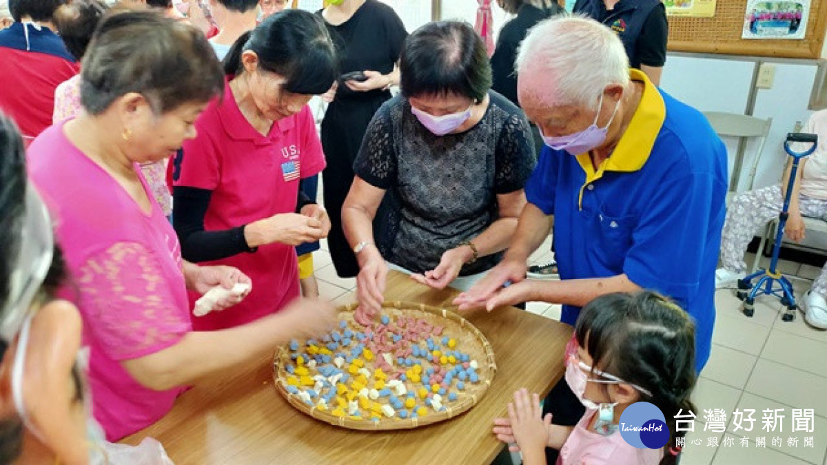 搓湯圓世代共學。林重鎣