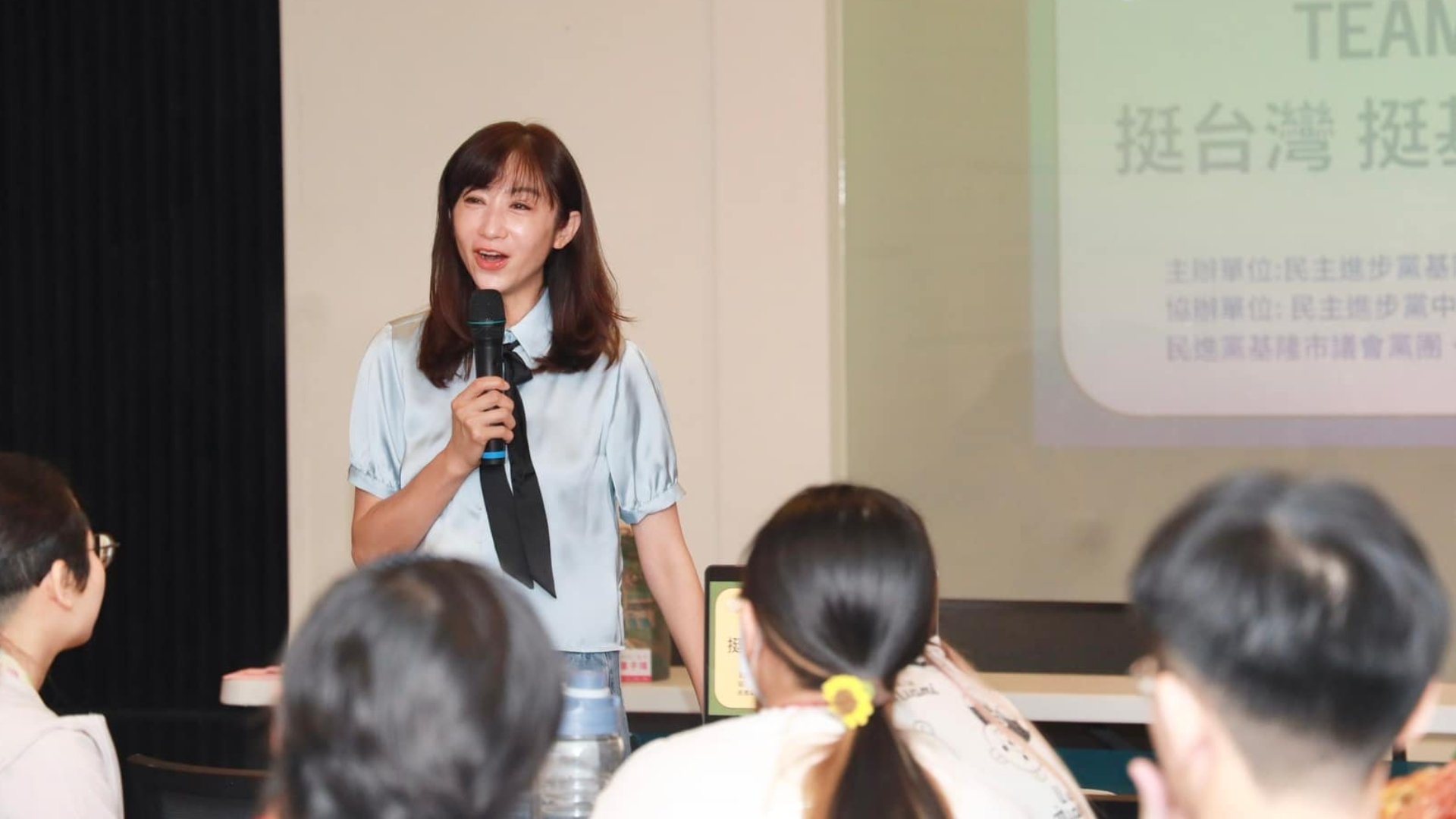 台北市議員許淑華10日披露一份公文,指出有柯文哲親自蓋章,證明柯對840%容積率完全知情。翻攝許淑華臉書
