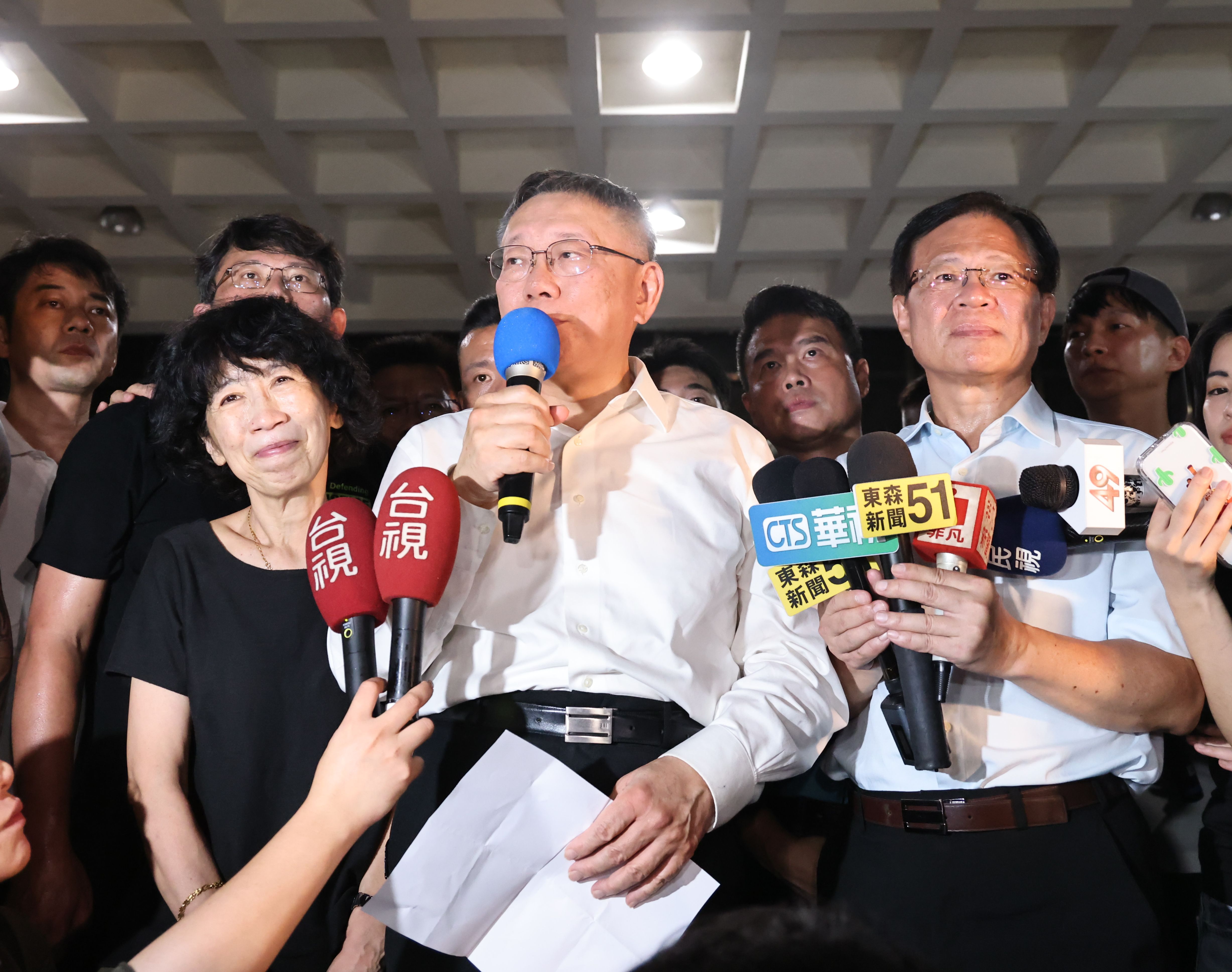 柯文哲(中)妻子陳佩琪(左)被爆料,檢廉發現她利用ATM存款逾60次、金額高達619萬元,存進自己及3子女帳戶。資料照片/林啟弘攝